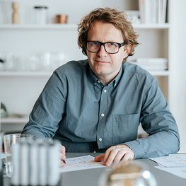 Der Mensch und die Kunst des Handwerks. Der Grazer Designer Johannes Scherr gestaltet seit 2014 Möbel für Grüne Erde, zuletzt das Bett Almara.