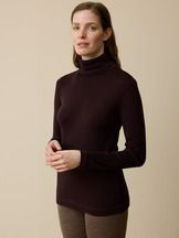 Rollkragenshirt aus Bio Wolle, aubergine