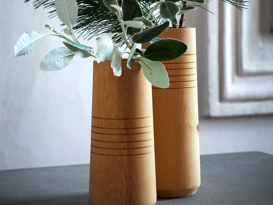 Vasen mit Rillen aus Zirbenholz in 2 Größen, inkl. Glaseinsatz | Grüne Erde