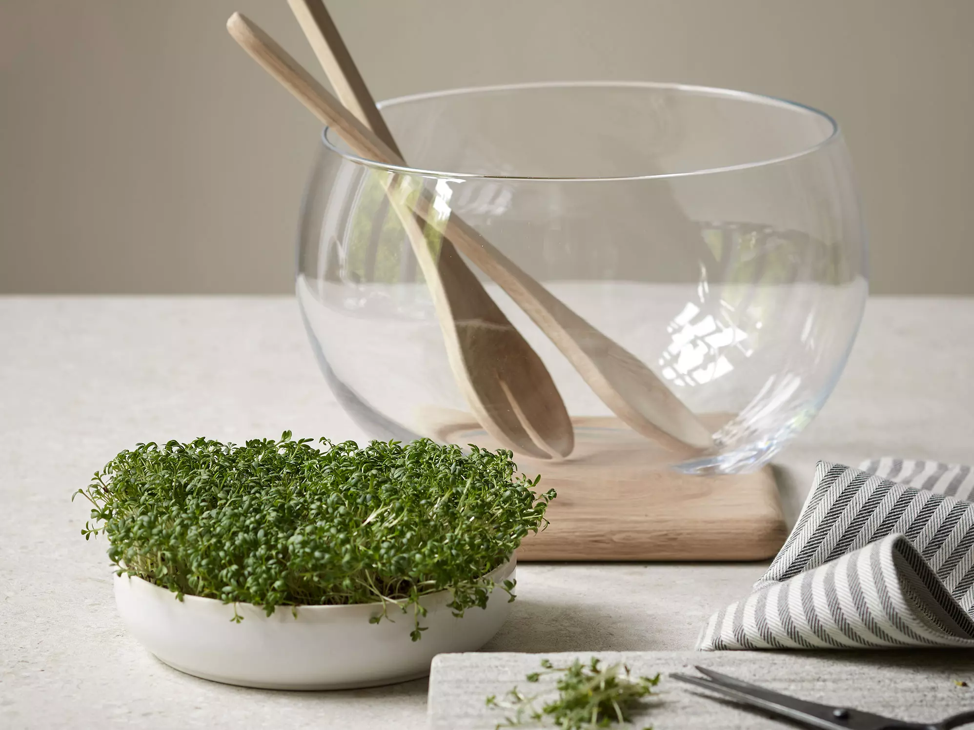 Servierschüssel aus Glas mit Salathände und Unterteller aus Eichenholz, ø  27 cm | Grüne Erde